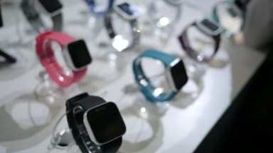 Vitrine com diversos modelos de smartwatch expostos lado a lado em feira de tecnologia (foto ilustrativa)