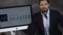 Daniel Vorcaro, dono do Banco Master, ao lado da logo da instituição
