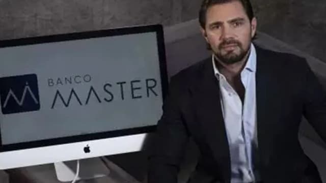 Daniel Vorcaro, dono do Banco Master, ao lado da logo da instituição