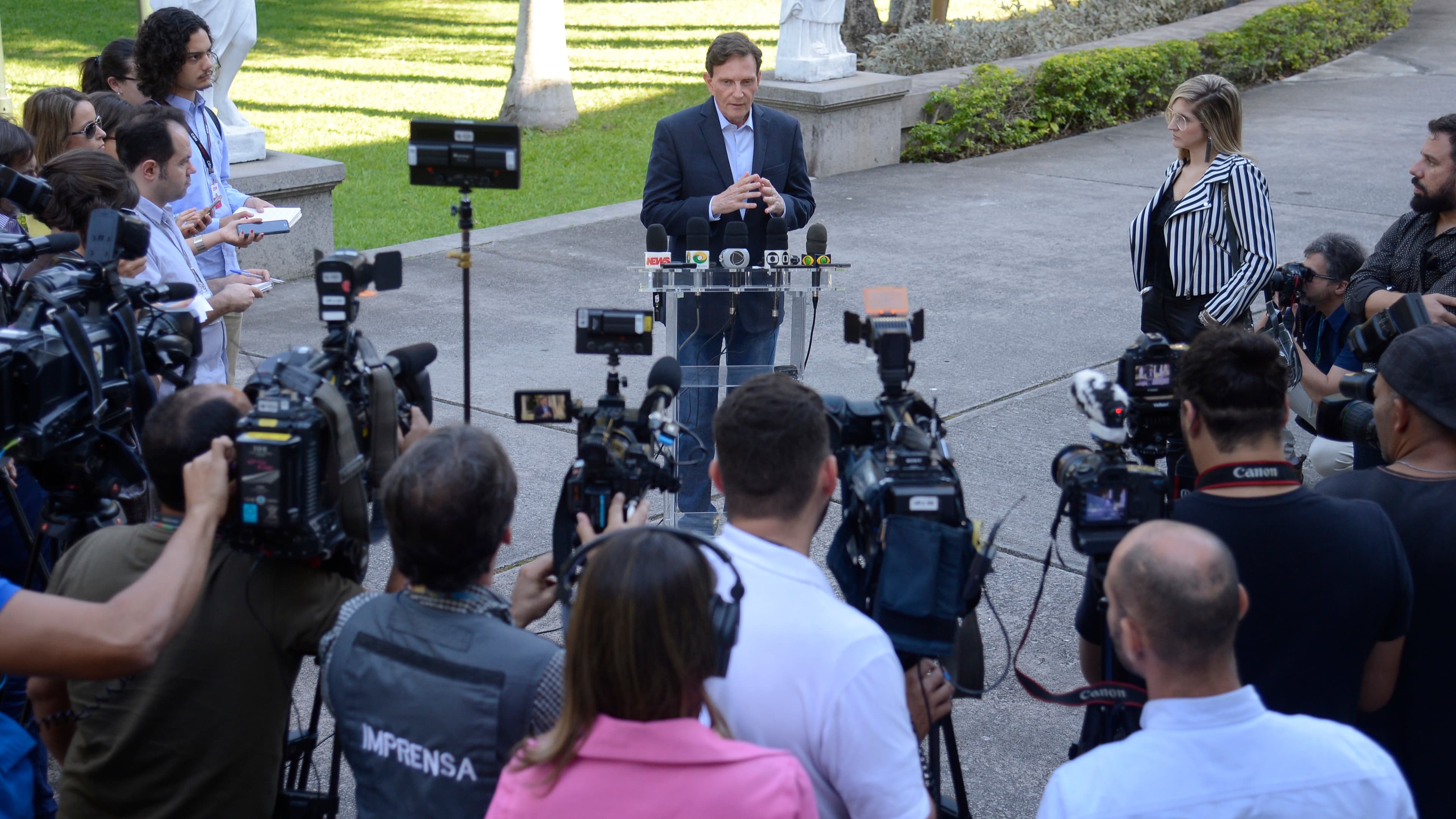 Marcelo Crivella concede entrevista coletiva à imprensa durante seu mandato como prefeito do Rio de Janeiro