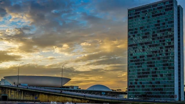 Vista aérea do Congresso Nacional em Brasília ao entardecer