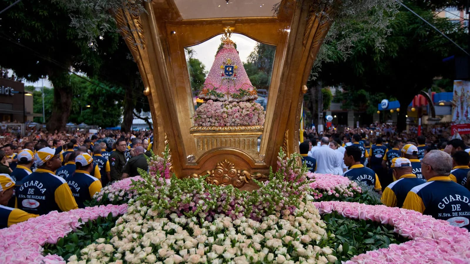 Berlinda com a imagem de Nossa Senhora de Nazaré cercada por flores durante o Círio, em Belém