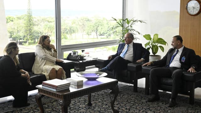 Edinho Silva em reunião de trabalho, sentado em sala com outras pessoas