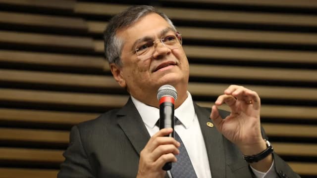 Flávio Dino fala ao microfone durante evento público