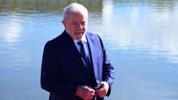 Lula em retrato ao ar livre, com um lago ao fundo