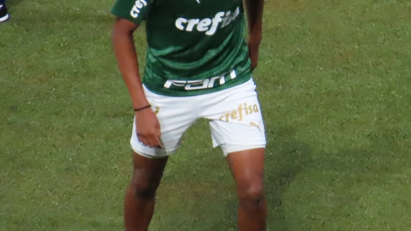 Estêvão, formado na base do Palmeiras, conduz a bola com a camisa do clube