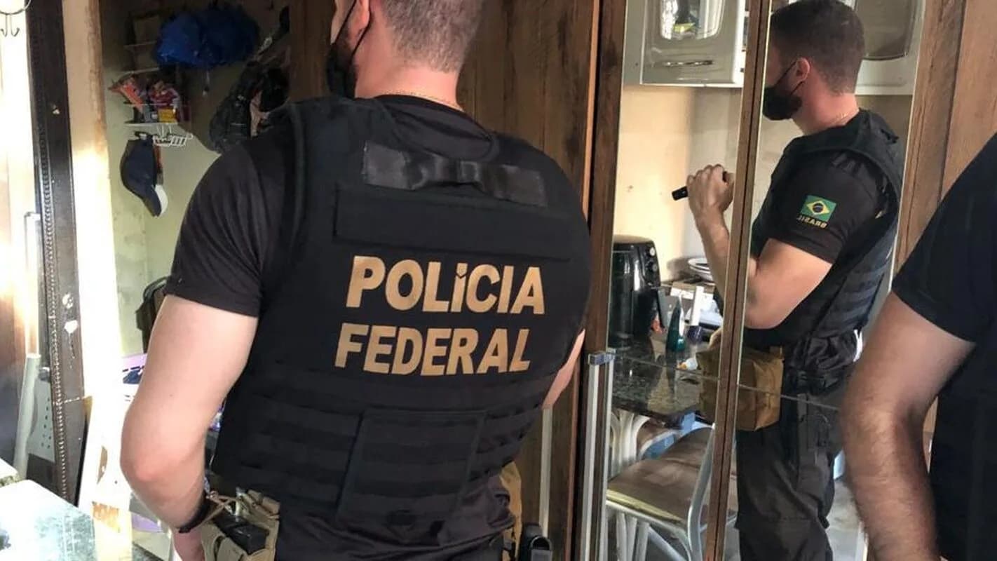Agente da Polícia Federal durante operação contra esquema de migração ilegal