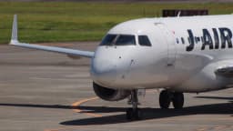 Jato regional Embraer E-170 da companhia japonesa J-Air em pista de taxiamento (foto de arquivo, ilustra o modelo envolvido no incidente)