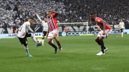 Jogadores disputam a bola em partida do Brasileirão entre Corinthians e São Paulo