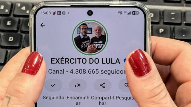 Mãos seguram celular exibindo o canal de WhatsApp Exército do Lula, com 4,3 milhões de seguidores