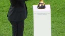 O atacante Hulk com o troféu da Copa das Confederações (foto de arquivo, 2017)