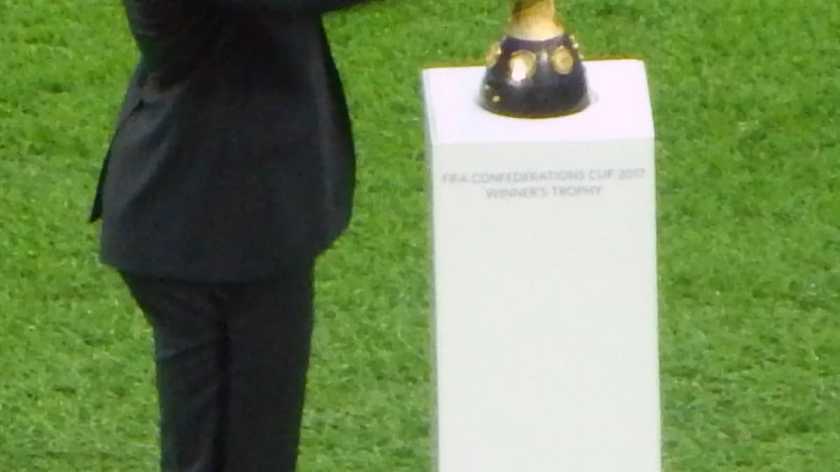 O atacante Hulk com o troféu da Copa das Confederações (foto de arquivo, 2017)