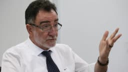 Patrus Ananias, candidato do PT ao governo de Minas Gerais, gesticula durante entrevista