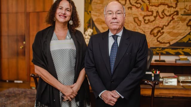 O chanceler Mauro Vieira (à direita) durante reunião em seu gabinete no Ministério das Relações Exteriores, em Brasília (foto de arquivo)