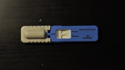 Kit de teste de drogas Drugwipe Twin, com indicações para cannabis e metanfetamina, sobre superfície escura