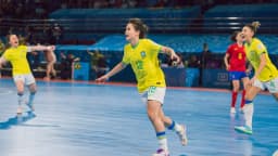 Jogadoras da seleção brasileira de futsal feminino comemoram em quadra