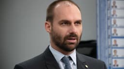 Eduardo Bolsonaro fala a jornalistas em entrevista
