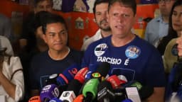 Tarcísio de Freitas cercado de microfones e apoiadores após a reeleição para governador de São Paulo