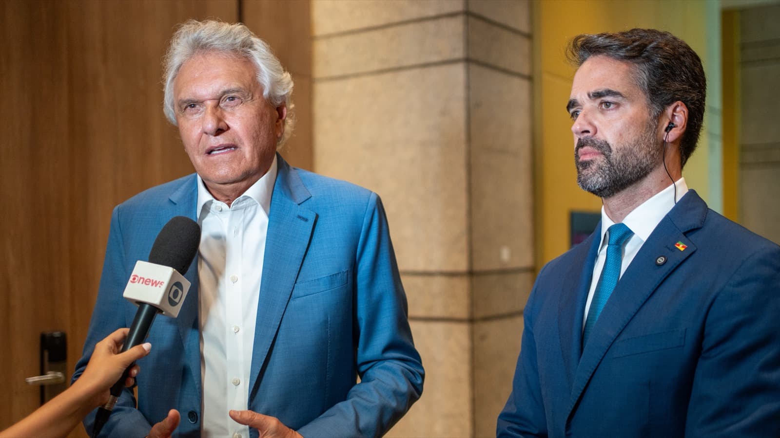 Ronaldo Caiado concede entrevista ao lado do governador Eduardo Leite em evento em São Paulo