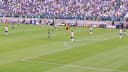 Jogadores de Palmeiras e Corinthians disputam bola durante clássico em estádio cheio