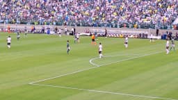 Jogadores de Palmeiras e Corinthians disputam bola durante clássico em estádio cheio