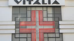 Fachada de farmácia com cruz vermelha, foto ilustrativa sobre o setor farmacêutico
