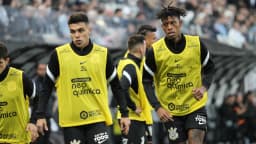 Jogadores do Corinthians em campo durante aquecimento antes de partida do Brasileirão