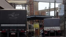 Caminhões estacionados em frente a instalação industrial