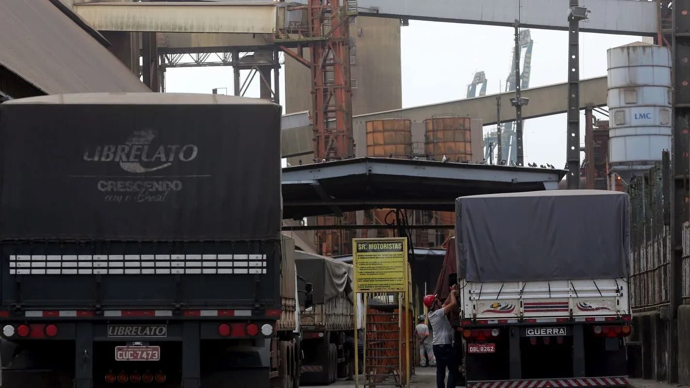 Caminhões estacionados em frente a instalação industrial