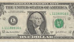 Cédula de um dólar americano, símbolo da moeda que domina o comércio internacional