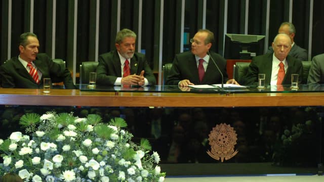 Luiz Inácio Lula da Silva em mesa oficial, foto de arquivo