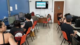 Estudantes em sala de aula durante atividade escolar