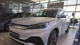 SUV elétrico BYD Atto 3 exposto em showroom, modelo da montadora chinesa que expande vendas na América do Sul