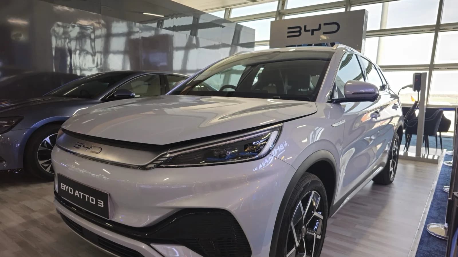 SUV elétrico BYD Atto 3 exposto em showroom, modelo da montadora chinesa que expande vendas na América do Sul