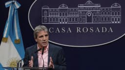 Luis Caputo, ministro da Economia da Argentina, fala em coletiva na Casa Rosada