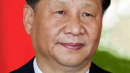 Retrato oficial do presidente chinês Xi Jinping com a bandeira da China ao fundo