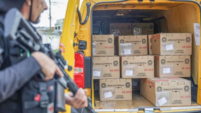 Agente da Justiça Eleitoral transporta urnas eletrônicas