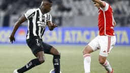 Jogadores do Botafogo e do Internacional disputam bola em campo (foto de arquivo)