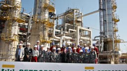 Lula ao lado de trabalhadores em refinaria da Petrobras (foto de arquivo, 2009, ilustrativa)