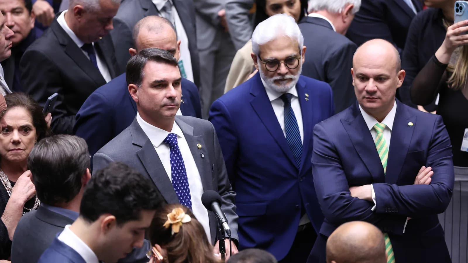 Senador Flávio Bolsonaro discursa em plenário durante sessão deliberativa