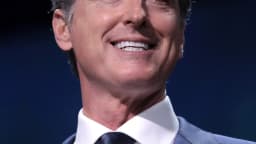 Gavin Newsom discursa em microfone durante evento público