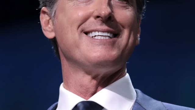 Gavin Newsom discursa em microfone durante evento público