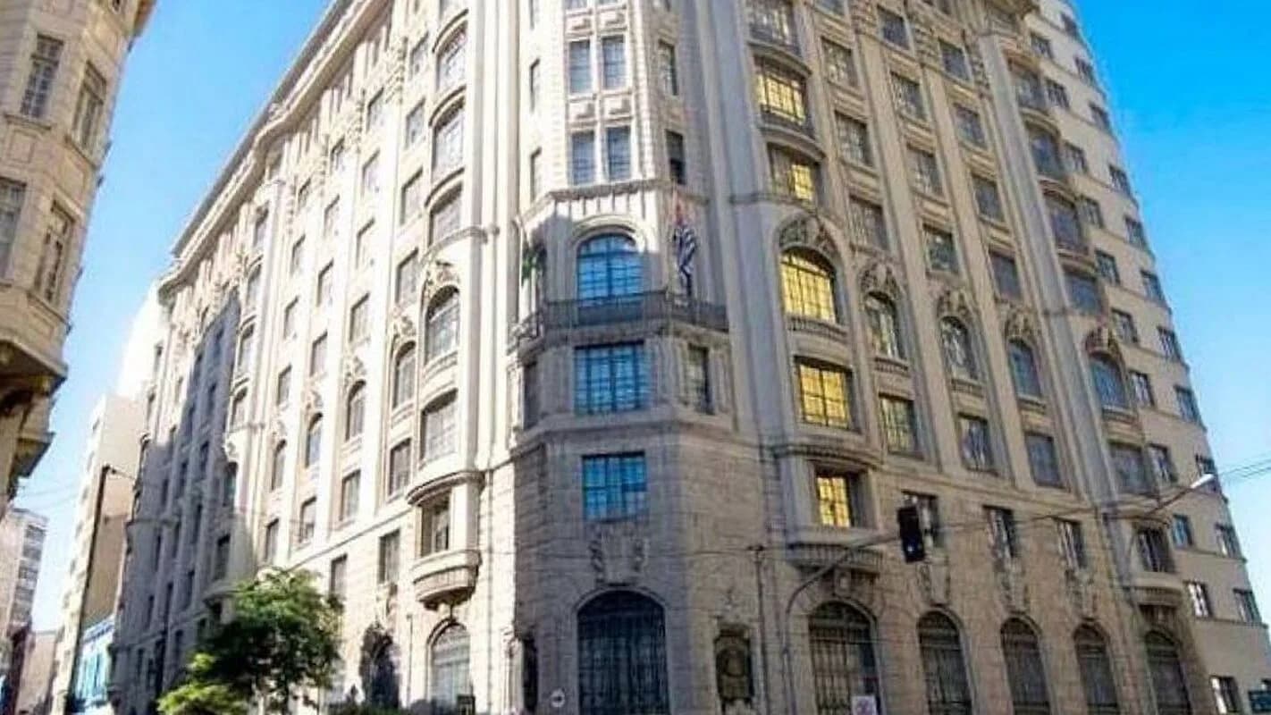 Fachada do prédio do Ministério Público de São Paulo, em dia de sol