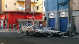 Fachada de loja da Claro em rua comercial (foto de arquivo)