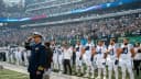 Jogadores do Indianapolis Colts perfilados no gramado antes de uma partida, foto de arquivo
