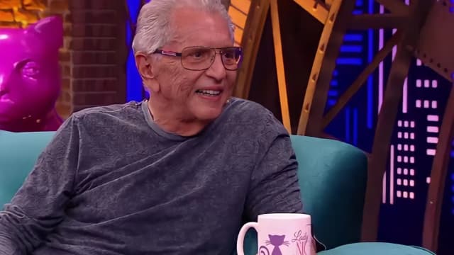 Carlos Alberto de Nóbrega sorrindo durante participação em programa de TV