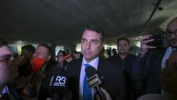 Senador Flávio Bolsonaro fala durante entrevista