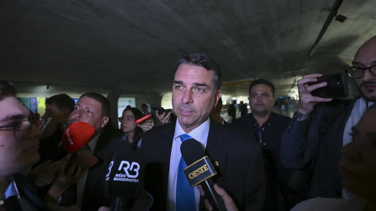Senador Flávio Bolsonaro fala durante entrevista