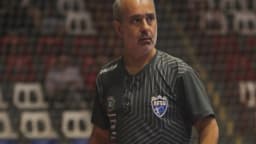 Peri Fuentes em quadra durante passagem pelo Umuarama, de uniforme cinza do clube