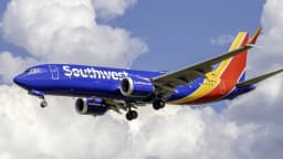 Boeing 737-8 MAX da Southwest Airlines em voo, com trem de pouso baixado
